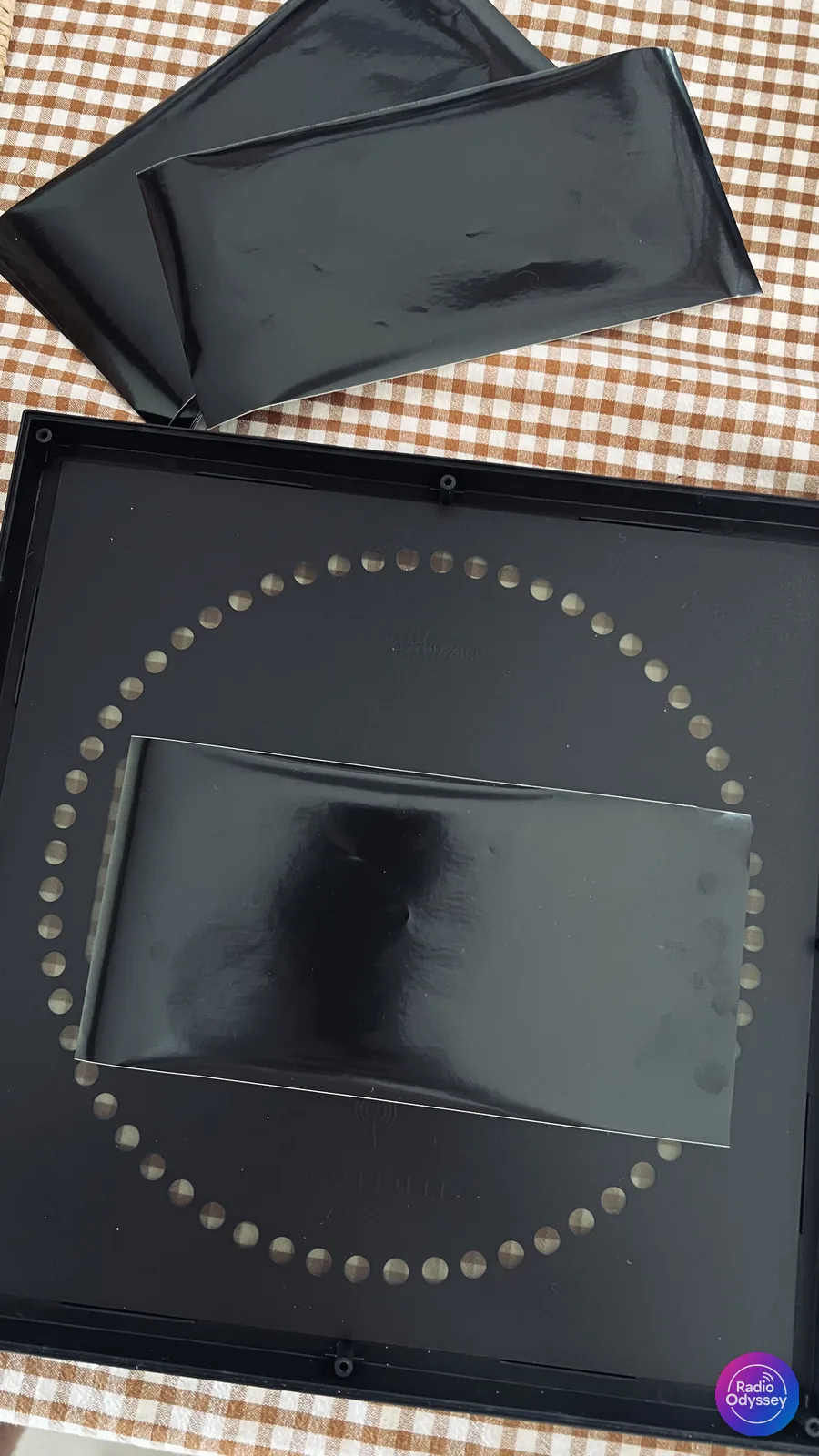 Film teinté découpé à la taille d'une fenêtre d'affichage et posé dessus, à l'intérieur du boîtier