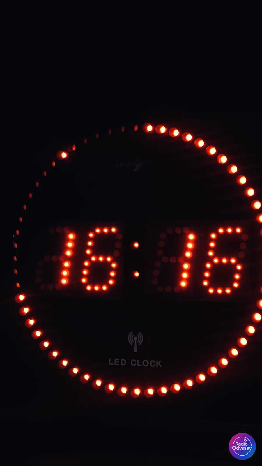 Horloge LED allumée dans le noir après pose du film : les chiffres sont lisibles mais n'éblouissent plus
